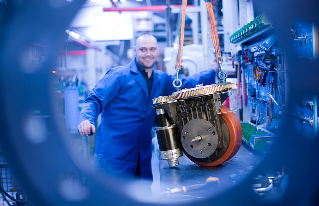 Mitarbeiter im Blaumann in der Fertigung von Elektromotoren bei Schabmüller