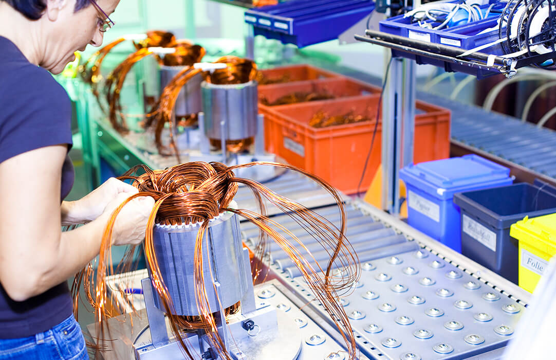 Frau in der Fertigung von Elektromotoren bei Schabmüller